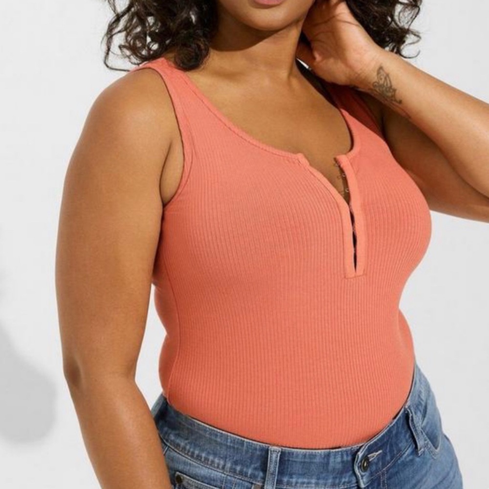 🆕 Everyday Rib Scoop Neck Hook And Eye Tank
2 2X 18 20 NWT Torrid New!